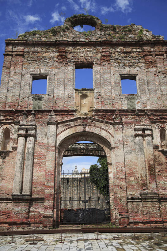 无人,教堂,栏杆,竖图,室外,白天,仰视,旅游,度假,门,金属制品,巴拿马,阴影,节日,光线,金属,影子,栅栏,篱笆,云,云朵,围栏,云彩,文化,娱乐,护栏,蓝色,白云,蓝天,天空,阳光,门框,天,祈祷,享受,休闲,健康,放松,许愿,宗教,信仰,晴朗,纪念,祈求,中美洲,基督教,天主教,美洲,信念,亚美利加洲,巴拿马共和国,平安,晴空,彩图,低角度拍摄,大教堂,礼拜堂