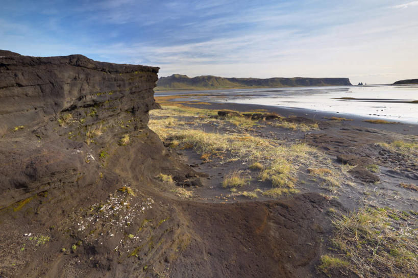 无人,横图,室外,白天,正面,旅游,度假,海浪,海洋,石头,美景,沙滩,山,山脉,植物,欧洲,冰岛,阴影,枯萎,光线,沙子,石子,影子,海岸,景观,浪花,山峰,云,云朵,枯草,沙地,山峦,云彩,娱乐,草,黄色,蓝色,白云,蓝天,天空,阳光,自然,海水,群山,天,享受,休闲,景色,放松,晴朗,自然风光,北欧,海景,沉积岩,冰岛共和国,维克,维克镇,水成岩,大海,风浪,海,海水的波动,海滩,近岸浪,石块,岩石,涌浪,晴空,彩图