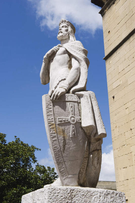 西方人,一个人,无人,教堂,站,摸,竖图,室外,白天,仰视,民族服装,旅游,度假,植物,标志建筑,地标,建筑,叶子,雕塑,欧洲,萨尔瓦多,欧洲人,仅一个男性,仅一个人,仅一个中年男性,抚摸,阴影,服装,节日,艺术,装饰,光线,雕刻,雕像,影子,云,云朵,绿叶,首都,云彩,注视,文化,娱乐,建设,树,树木,衣服,蓝色,绿色,白云,蓝天,天空,阳光,自然,工艺品,天,观察,看,祈祷,站着,享受,休闲,健康,嫩叶,旅游胜地,放松,许愿,宗教,服饰,信仰,生长,晴朗,成长,观看,纪念,祈求,美术,察看,北美,北美洲,中美洲,衣着,穿着,关注,主题,美洲,陈列,信念,功能,美学,北亚美利加洲,亚美利加洲,衣饰,萨尔瓦多共和国,圣萨尔瓦多,平安,男人,男性,中年男性,白种人,叶,叶片,晴空,触摸,接触,站立,半身,彩图,低角度拍摄,传统服装,民俗服,大教堂,礼拜堂