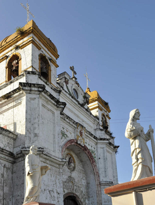 西方人,无人,两个人,教堂,站,竖图,室外,白天,仰视,旅游,度假,窗户,标志建筑,地标,建筑,雕塑,欧洲,菲律宾,欧洲人,亚洲,握,阴影,服装,节日,艺术,装饰,光线,雕刻,雕像,十字架,影子,墙,屋顶,拿,顶棚,拿着,注视,休闲装,文化,娱乐,建设,玻璃窗,墙壁,墙面,两个,衣服,蓝色,蓝天,天空,阳光,工艺品,天,观察,看,祈祷,站着,享受,休闲,健康,休闲服,旅游胜地,放松,握着,许愿,宗教,服饰,东南亚,信仰,晴朗,观看,纪念,祈求,美术,察看,关注,主题,陈列,信念,万里无云,功能,美学,菲律宾共和国,宿务,宿务岛,米沙鄢,米沙鄢群岛,平安,男人,男性,中年男性,白种人,晴空,晴空万里,站立,半身,彩图,低角度拍摄,大教堂,礼拜堂