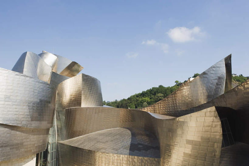 无人,博物馆,横图,室外,白天,仰视,旅游,度假,植物,标志建筑,地标,建筑,雕塑,西班牙,欧洲,阴影,研究,艺术,装饰,光线,雕刻,雕像,影子,云,云朵,教育,云彩,娱乐,建设,树,树木,蓝色,绿色,白云,蓝天,天空,阳光,自然,工艺品,天,享受,休闲,旅游胜地,放松,生长,晴朗,成长,纪念,展览,美术,南欧,欣赏,主题,陈列,西班牙王国,功能,美学,巴斯克,巴斯克自治区,毕尔巴鄂,典藏,晴空,彩图,低角度拍摄