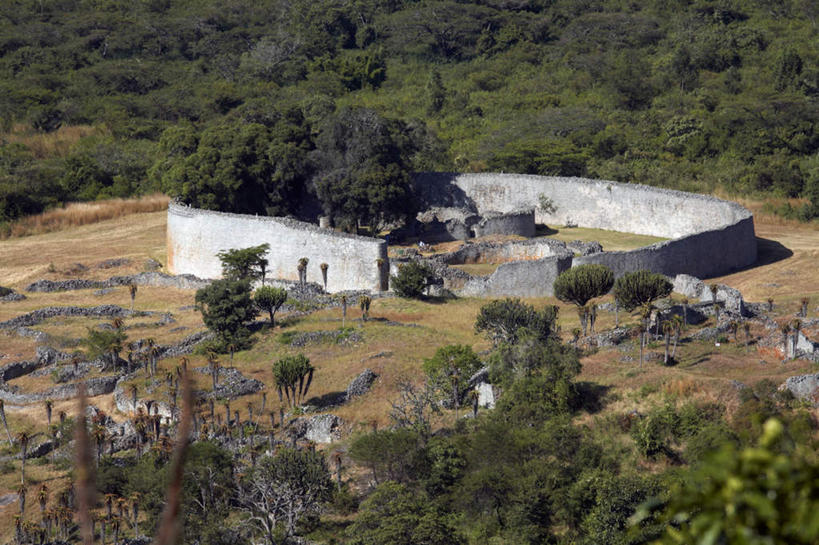 无人,横图,俯视,室外,白天,旅游,度假,石头,名胜古迹,森林,树林,植物,标志建筑,地标,建筑,非洲,津巴布韦,阴影,遗迹,光线,石子,影子,墙,纪念馆,古迹,文物,娱乐,建设,古建筑,废墟,墙壁,墙面,树,树木,绿色,阳光,自然,享受,休闲,旅游胜地,放松,生长,成长,纪念,留念,怀念,古文明,阿非利加洲,记念,津巴布韦共和国,辛巴威,石块,岩石,彩图,高角度拍摄