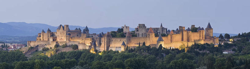 无人,家,竖图,俯视,航拍,室外,白天,旅游,度假,山,山脉,植物,标志建筑,地标,建筑,法国,欧洲,堡垒,城堡,房屋,墙,屋子,山峰,阴天,拱门,山峦,娱乐,建设,楼房,墙壁,墙面,住宅,树,树木,排列,绿色,天空,自然,群山,天,享受,休闲,旅游胜地,放松,生长,成长,昏暗,阴沉,要塞,鸟瞰,法兰西共和国,卡尔卡松,法兰西第五共和国,摆列,朗格多克.鲁西永,朗格多克.鲁西永大区,设防,彩图,高角度拍摄,房子,布列,分列