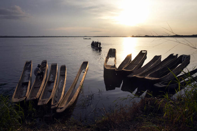 无人,竖图,俯视,室外,白天,旅游,度假,河流,美景,日落,水,船,非洲,刚果,一排,许多,停靠,波纹,整齐,河水,景观,水流,晚霞,霞光,落日,木船,涟漪,娱乐,排列,倒影,水纹,自然,黄昏,交通工具,波浪,享受,休闲,景色,彩霞,放松,倒映,舟,队列,停泊,自然风光,载具,水晕,刚果共和国,西非,夕照,反照,夕阳,彩图,高角度拍摄,斜阳