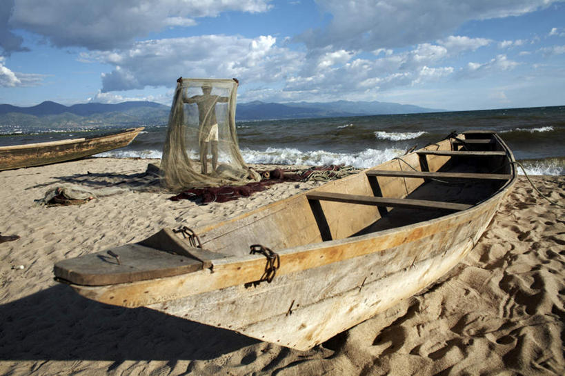 西方人,一个人,站,举,横图,室外,白天,正面,旅游,度假,湖,湖泊,石头,美景,沙滩,山,山脉,水,船,欧洲,非洲,布隆迪,黑人,欧洲人,仅一个男性,仅一个人,仅一个中年男性,阴影,服装,光线,沙子,石子,影子,海岸,湖面,景观,山峰,水流,水面,云,云朵,木船,沙地,山峦,云彩,注视,休闲装,娱乐,衣服,蓝色,白云,蓝天,天空,阳光,自然,交通工具,湖水,群山,天,观察,看,托,站着,享受,休闲,休闲服,景色,放松,服饰,渔网,晴朗,观看,渔具,察看,舟,关注,抓捕,自然风光,载具,捕捞,鱼网,沉积岩,拉网,捕捞工具,阿非利加洲,东非,水成岩,布隆迪共和国,男人,男性,中年男性,非洲人,海滩,石块,岩石,晴空,举起,举手,举着,向上举,向上伸,向上托,站立,彩图,全身