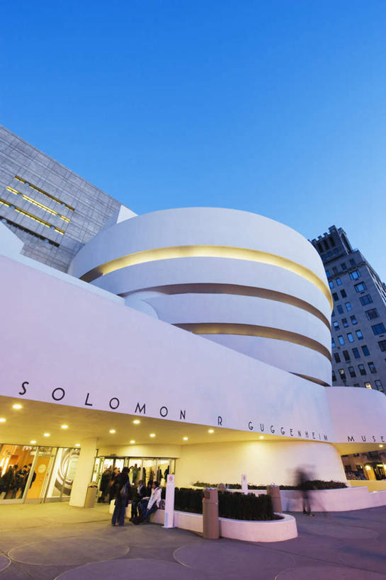 西方人,博物馆,站,横图,室外,白天,仰视,旅游,度假,标志建筑,城市,地标,建筑,汽车,照明,欧洲,纽约,美国,欧洲人,行人,游客,游人,服装,研究,壁灯,灯光,曼哈顿,许多人,教育,注视,休闲装,娱乐,建设,路人,旅客,车,灯,衣服,蓝色,蓝天,天空,灯具,交通工具,轿车,天,观察,看,站着,一群人,享受,休闲,休闲服,旅游胜地,放松,服饰,晴朗,观看,展览,照亮,察看,北美,北美洲,照明设备,关注,欣赏,载具,美洲,陈列,纽约州,万里无云,帝国之州,帝国州,北亚美利加洲,亚美利加洲,典藏,古根海姆博物馆,过客,男人,男性,女人,女性,中年男性,中年女性,白种人,晴空,晴空万里,站立,彩图,低角度拍摄,全身,曼哈顿岛