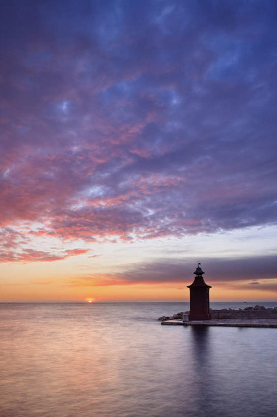 无人,横图,室外,白天,仰视,旅游,度假,海浪,海洋,日落,道路,欧洲,斯洛文尼亚,信息,浪花,晚霞,霞光,落日,灯塔,交通,方向,娱乐,海水,黄昏,享受,休闲,彩霞,放松,引导,指引,海景,中欧,航标,斯洛文尼亚共和国,夕照,皮兰,大海,风浪,海,海水的波动,近岸浪,涌浪,夕阳,彩图,低角度拍摄,导航,斜阳