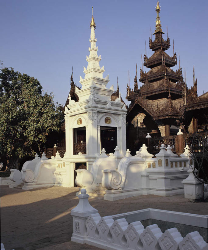 无人,寺庙,栏杆,竖图,室外,白天,正面,旅游,度假,植物,标志建筑,地标,建筑,泰国,亚洲,阴影,光线,影子,围栏,塔,娱乐,建设,宝塔,护栏,树,树木,蓝色,绿色,蓝天,天空,阳光,自然,庙宇,天,享受,休闲,旅游胜地,放松,东南亚,生长,晴朗,成长,华丽,万里无云,泰王国,清迈府,富丽,华美,浮图,浮屠,清迈省,晴空,晴空万里,彩图,庙,寺