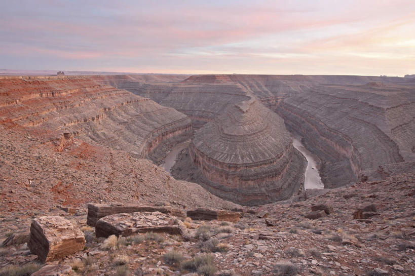 无人,公园,横图,俯视,室外,白天,旅游,度假,河流,石头,美景,日落,山,山脉,水,美国,波纹,朦胧,模糊,石子,河水,景观,山峰,水流,晚霞,霞光,落日,涟漪,山峦,娱乐,倒影,水纹,自然,黄昏,波浪,群山,享受,休闲,景色,彩霞,放松,倒映,北美,北美洲,犹他州,自然风光,美洲,鹅颈州立公园,水晕,北亚美利加洲,亚美利加洲,犹他,蜂窝之州,蜂房州,夕照,反照,石块,岩石,夕阳,彩图,高角度拍摄,斜阳
