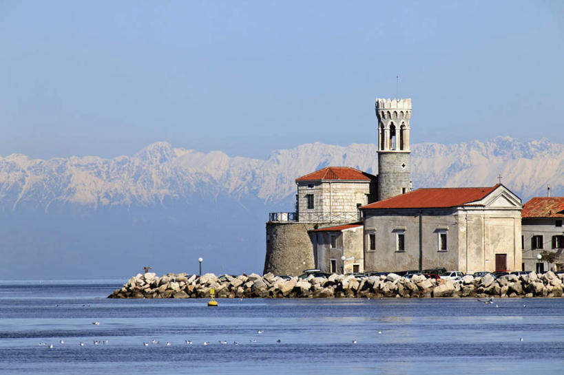 无人,家,教堂,横图,室外,白天,正面,旅游,度假,海浪,海洋,礁石,石头,标志建筑,地标,建筑,欧洲,斯洛文尼亚,阴影,节日,光线,石子,影子,房屋,屋子,浪花,云,云朵,云彩,文化,娱乐,建设,楼房,住宅,蓝色,白云,蓝天,天空,阳光,海水,天,祈祷,享受,休闲,健康,旅游胜地,放松,许愿,宗教,信仰,晴朗,纪念,祈求,海景,信念,中欧,斯洛文尼亚共和国,皮兰,平安,大海,风浪,海,海水的波动,礁,近岸浪,石块,岩石,涌浪,晴空,彩图,房子,大教堂,礼拜堂