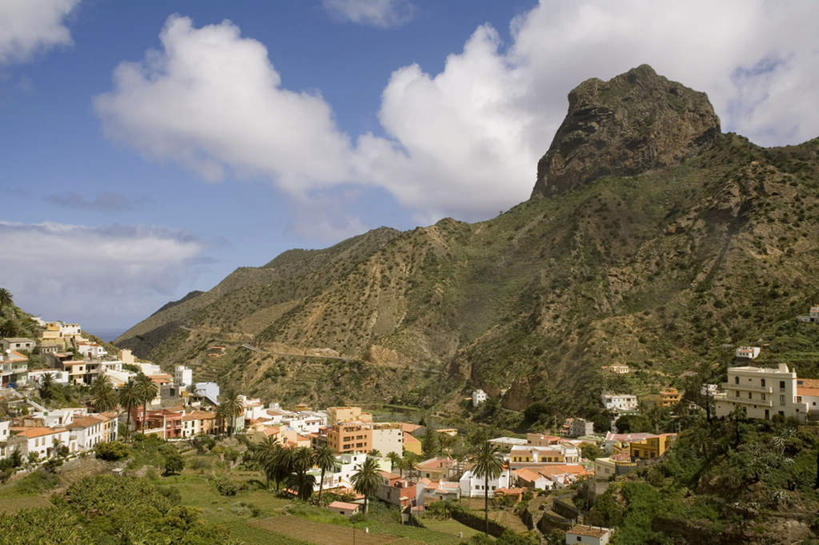 无人,家,横图,室外,白天,仰视,旅游,度假,草地,草坪,山,山脉,植物,标志建筑,地标,建筑,西班牙,欧洲,阴影,光线,影子,房屋,屋子,山峰,云,云朵,建筑群,山峦,云彩,娱乐,建设,楼房,住宅,草,排列,蓝色,绿色,白云,蓝天,天空,阳光,群山,天,享受,休闲,旅游胜地,放松,晴朗,加纳利群岛,南欧,加那利群岛,西班牙王国,摆列,戈梅拉岛,晴空,彩图,低角度拍摄,房子,布列,分列