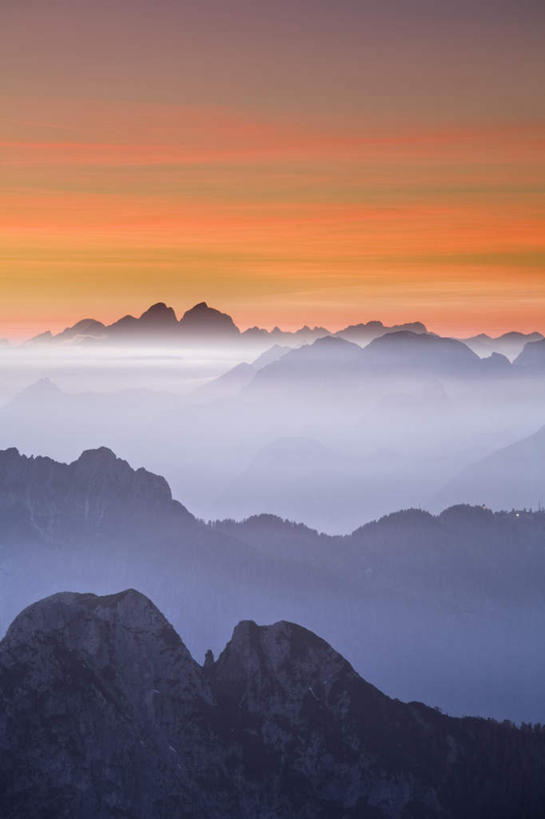 无人,竖图,俯视,航拍,室外,白天,旅游,度假,美景,日落,山,山脉,雾,欧洲,斯洛文尼亚,朦胧,模糊,景观,山峰,晚霞,霞光,落日,山峦,娱乐,自然,黄昏,群山,享受,休闲,景色,彩霞,放松,连绵,迷雾,绵延,鸟瞰,自然风光,中欧,联贯,斯洛文尼亚共和国,夕照,大雾,夕阳,彩图,高角度拍摄,连缀,斜阳