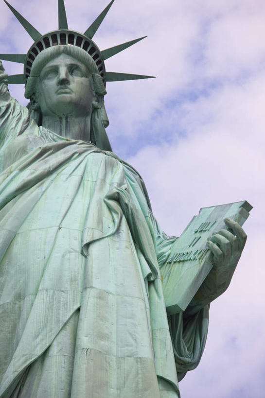 无人,竖图,室外,特写,白天,仰视,旅游,度假,雕塑,纽约,美国,阴影,艺术,装饰,光线,雕刻,雕像,影子,云,云朵,云彩,娱乐,自由岛,蓝色,白云,蓝天,天空,阳光,工艺品,天,享受,休闲,放松,晴朗,纪念,美术,北美,北美洲,主题,美洲,陈列,纽约州,帝国之州,帝国州,功能,美学,北亚美利加洲,亚美利加洲,胜利女神,晴空,彩图,低角度拍摄