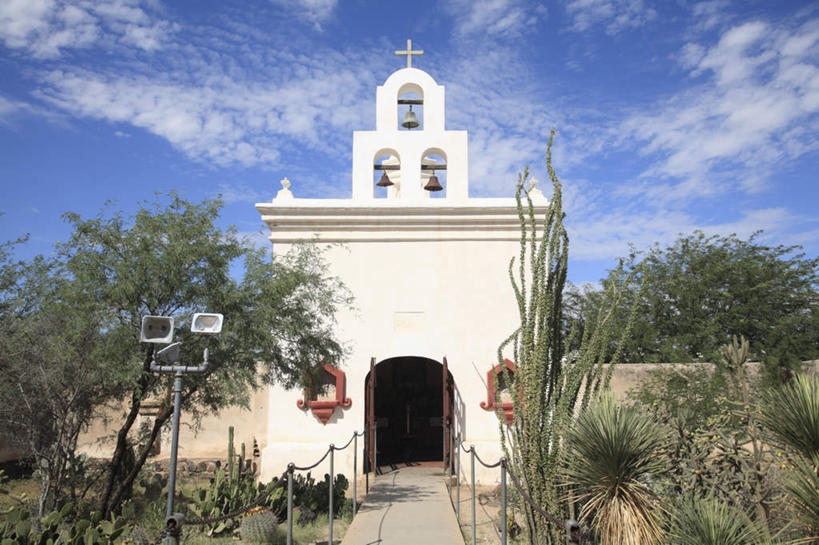 无人,教堂,横图,室外,白天,正面,旅游,度假,植物,仙人掌,非洲,坦桑尼亚,阴影,节日,装饰,光线,火焰,十字架,影子,云,云朵,拱门,桥,草药,云彩,文化,娱乐,中药,蓝色,白云,蓝天,天空,阳光,天,祈祷,享受,休闲,健康,放松,许愿,宗教,吊桥,信仰,晴朗,纪念,人行桥,华丽,修饰,祈求,悬索桥,点缀,干旱,基督教,天主教,药材,中草药,吊杆,信念,图森市,中药材,本草,牛舌头,衬托,美观,雅致,雅观,东非,坦桑尼亚联合共和国,锚锭,悬索,平安,晴空,玉芙蓉,仙巴掌,火掌,霸王树,彩图,大教堂,礼拜堂