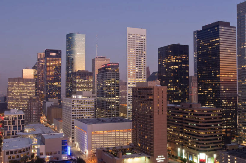 无人,高楼大厦,横图,俯视,室外,夜晚,度假,美景,窗户,城市风光,城市,大厦,道路,建筑,路,路灯,摩天大楼,公路,照明,美国,一排,许多,阴影,整齐,光线,影子,墙,屋顶,景观,灯光,交通,很多,顶棚,娱乐,玻璃窗,墙壁,墙面,灯,排列,蓝色,蓝天,天空,楼宇,天,享受,休闲,景色,放松,晴朗,照亮,北美,北美洲,照明设备,队列,德克萨斯州,美洲,德克萨斯,万里无云,得州,德州,得克萨斯州,孤星之州,北亚美利加洲,亚美利加洲,休斯敦,休士顿,休斯顿,世界石油之都,太空城,晴空,晴空万里,马路,彩图,高角度拍摄,大楼,高层建筑,高楼,摩天楼