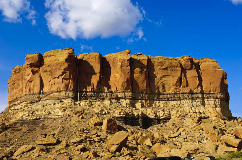 无人,公园,横图,室外,白天,仰视,旅游,度假,石头,美景,山,山脉,门,美国,阴影,光线,石子,影子,墙,景观,山峰,云,云朵,山峦,云彩,历史,娱乐,废墟,墙壁,墙面,古代,蓝色,白云,蓝天,天空,阳光,自然,门框,群山,天,享受,休闲,景色,放松,晴朗,连绵,北美,北美洲,绵延,自然风光,美洲,新墨西哥,新墨西哥州,北亚美利加洲,亚美利加洲,迷人之地,迷人之州,古远,查科文化国家历史公园,绵亘,石块,岩石,晴空,彩图,低角度拍摄