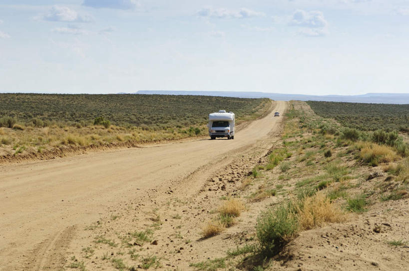 无人,公园,横图,室外,白天,正面,旅游,度假,草地,草坪,美景,沙漠,植物,道路,卡车,路,公路,汽车,美国,一辆,阴影,光线,影子,景观,云,云朵,交通,云彩,娱乐,车,草,蓝色,绿色,白云,蓝天,天空,阳光,自然,交通工具,天,享受,休闲,景色,放松,晴朗,北美,北美洲,自然风光,载具,美洲,新墨西哥,新墨西哥州,北亚美利加洲,亚美利加洲,迷人之地,迷人之州,查科文化国家历史公园,大漠,砂漠,晴空,马路,彩图