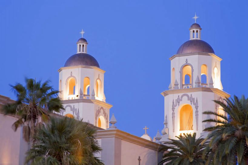 无人,教堂,横图,室外,白天,仰视,旅游,度假,植物,窗户,标志建筑,城市,地标,建筑,棕榈树,叶子,美国,阴影,节日,光线,十字架,影子,墙,屋顶,灯光,绿叶,顶棚,文化,娱乐,建设,玻璃窗,墙壁,墙面,树,树木,蓝色,绿色,蓝天,天空,自然,天,祈祷,享受,休闲,健康,嫩叶,旅游胜地,放松,许愿,宗教,信仰,生长,晴朗,成长,纪念,祈求,亚利桑那,北美,北美洲,美洲,信念,棕榈叶,亚利桑那州,万里无云,大峡谷之州,北亚美利加洲,亚美利加洲,土桑,平安,叶,叶片,晴空,晴空万里,彩图,低角度拍摄,大教堂,礼拜堂