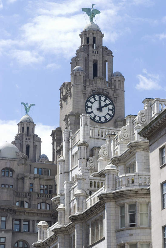 无人,家,站,竖图,室外,白天,仰视,旅游,度假,窗户,标志建筑,地标,建筑,鸟,雕塑,英国,欧洲,一排,阴影,艺术,整齐,装饰,时间,光线,鸟类,雕刻,雕像,时钟,影子,房屋,墙,屋子,云,云朵,计时,云彩,注视,娱乐,建设,楼房,英格兰,玻璃窗,墙壁,墙面,住宅,排列,一只,蓝色,白云,蓝天,天空,阳光,工艺品,钟表,天,观察,看,站着,享受,休闲,表,旅游胜地,放松,晴朗,观看,纪念,美术,察看,西欧,队列,关注,主题,大不列颠,陈列,大不列颠及北爱尔兰联合王国,首府,功能,美学,塔钟,大不列颠联合王国,日不落英帝国,英吉利,利物浦,皇家利物大厦,利物浦市,墨西塞德郡,默西塞德,钟,晴空,站立,彩图,低角度拍摄,全身,房子