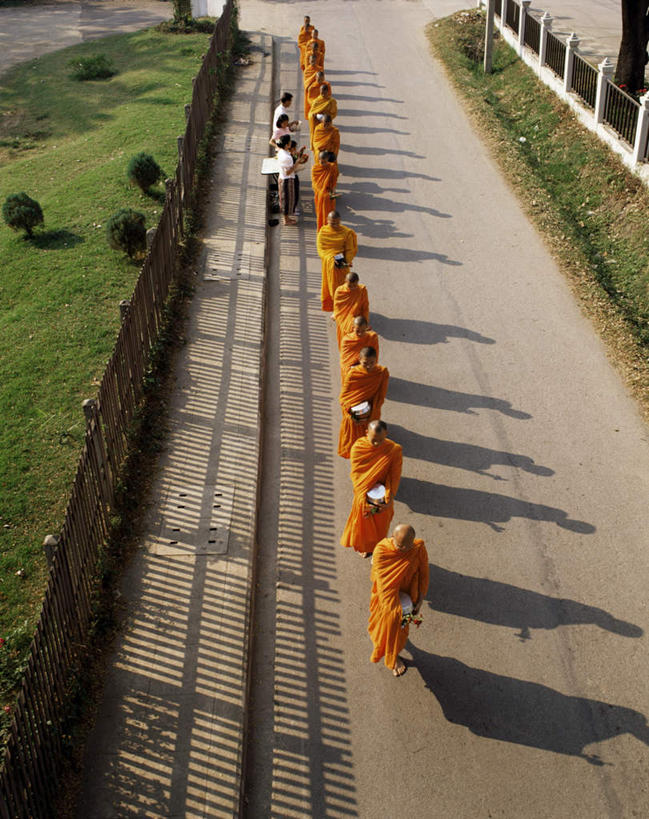东方人,伙伴,朋友,和尚,栏杆,走,竖图,俯视,室外,白天,旅游,度假,友谊,合作,团队,草地,草坪,植物,道路,路,泰国,亚洲,一排,阴影,整齐,光线,影子,围栏,小路,交通,许多人,注视,黄种人,娱乐,护栏,清迈,草,排列,绿色,阳光,观察,看,一群人,享受,休闲,放松,战略,东南亚,观看,察看,队列,关注,首府,泰王国,清迈府,联合,合谋,法衣,清迈省,配合,协作,男人,男性,中年男性,亚洲人,僧人,步行,散步,走路,彩图,高角度拍摄,全身,僧衣