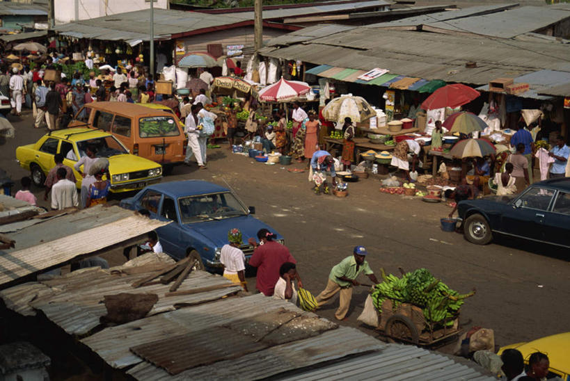 西方人,商店,走,横图,俯视,室外,白天,度假,美景,城市风光,城市,道路,路,汽车,香蕉,水果,欧洲,非洲,喀麦隆,黑人,欧洲人,一堆,许多,阴影,堆叠,堆积,服装,新鲜,光线,伞,推车,影子,雨伞,遮阳伞,景观,小路,生食,食品,果实,交通,很多,许多人,注视,休闲装,娱乐,阳伞,商铺,车,食物,衣服,绿色,阳光,交通工具,轿车,观察,看,一群人,享受,休闲,休闲服,景色,放松,服饰,有机食品,绿色食品,观看,堆,察看,关注,载具,阿非利加洲,市肆,商号,喀麦隆共和国,男人,男性,年轻男性,年轻女性,女人,女性,非洲人,甘蕉,步行,散步,走路,彩图,高角度拍摄,全身,店铺