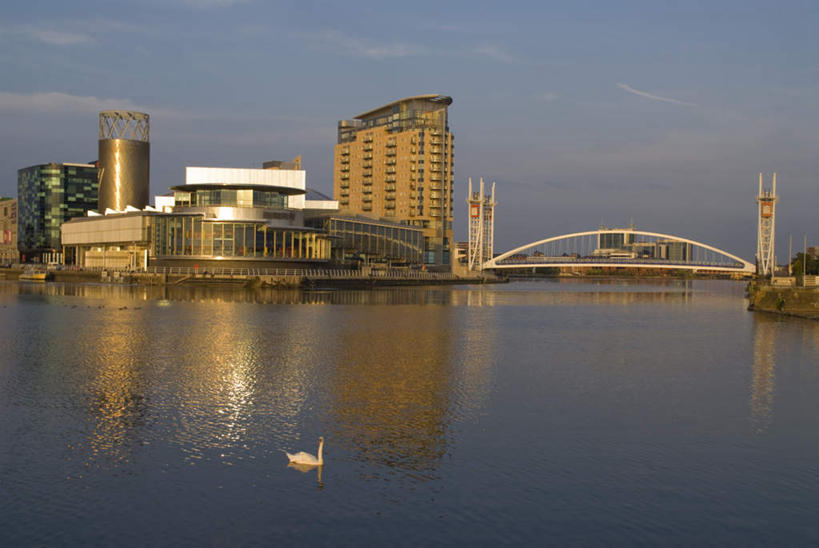 游泳,无人,高楼大厦,横图,室外,白天,正面,度假,河流,美景,日落,水,城市风光,城市,大桥,大厦,建筑,立交桥,摩天大楼,桥梁,鸟,野生动物,天鹅,英国,欧洲,波纹,鸟类,河水,景观,水流,晚霞,霞光,落日,高架,斜拉桥,桥,涟漪,娱乐,英格兰,一只,倒影,水纹,黄昏,动物,波浪,享受,休闲,景色,彩霞,放松,可爱,倒映,西欧,大不列颠,大不列颠及北爱尔兰联合王国,水晕,泅水,大不列颠联合王国,日不落英帝国,夕照,反照,英吉利,拍浮,北方之都,仓库之城,曼彻斯特,棉都,索尔福德市,夕阳,鹄,彩图,全身,大楼,高层建筑,高楼,摩天楼,斜阳