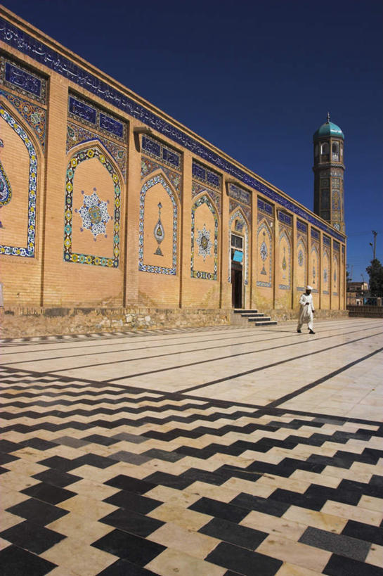 东方人,一个人,走,竖图,室外,白天,正面,民族服装,旅游,度假,绘画,植物,楼梯,标志建筑,地标,建筑,阿富汗,亚洲,仅一个男性,仅一个人,阴影,服装,节日,艺术,装饰,光线,影子,阶梯,墙,注视,黄种人,文化,娱乐,建设,壁画,墙壁,墙面,台阶,树,树木,仅一个年轻男性,衣服,蓝色,绿色,蓝天,天空,阳光,自然,天,观察,看,祈祷,享受,休闲,健康,旅游胜地,放松,许愿,宗教,服饰,信仰,生长,晴朗,成长,观看,纪念,华丽,修饰,祈求,点缀,察看,伊斯兰教,衣着,穿着,关注,清真寺,西亚,万里无云,首府,衬托,美观,雅致,雅观,衣饰,阿富汗伊斯兰国,赫拉特,赫拉特省,平安,男人,男性,年轻男性,亚洲人,晴空,晴空万里,步行,画画,散步,走路,彩图,全身,传统服装,民俗服