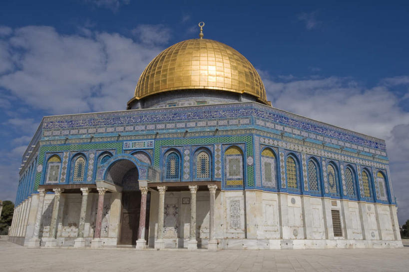 无人,横图,室外,白天,仰视,旅游,度假,名胜古迹,植物,标志建筑,地标,建筑,巴勒斯坦,亚洲,一排,阴影,节日,遗迹,整齐,光线,影子,柱子,云,云朵,首都,云彩,古迹,文化,文物,娱乐,建设,古建筑,圆顶,树,树木,排列,蓝色,绿色,白云,蓝天,天空,阳光,自然,天,祈祷,享受,休闲,健康,金色,旅游胜地,放松,许愿,宗教,信仰,生长,晴朗,成长,纪念,祈求,伊斯兰教,富贵,队列,清真寺,西亚,古文明,忠诚,富丽,名誉,荣华,巴勒斯坦国,耶路撒冷,岩石清真寺,圆顶清真寺,平安,晴空,彩图,低角度拍摄