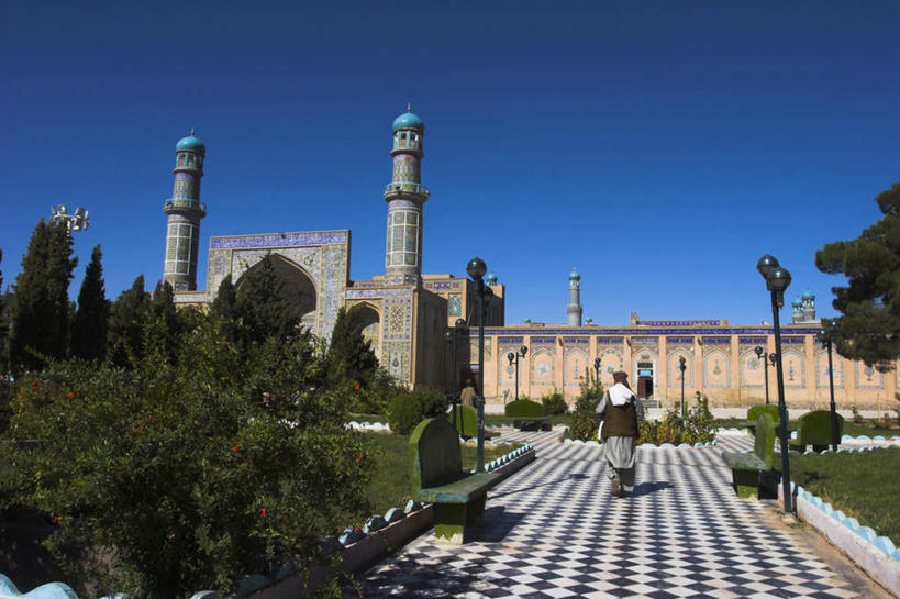 东方人,一个人,走,横图,室外,白天,民族服装,旅游,度假,草地,草坪,名胜古迹,植物,标志建筑,道路,地标,建筑,路,路灯,公路,照明,阿富汗,亚洲,仅一个男性,仅一个人,阴影,服装,节日,遗迹,光线,瓷砖,地砖,影子,灯光,地面,交通,注视,黄种人,古迹,文化,文物,娱乐,建设,古建筑,灯,草,树,树木,仅一个年轻男性,背面,衣服,蓝色,绿色,蓝天,天空,阳光,自然,天,观察,看,祈祷,享受,休闲,健康,旅游胜地,放松,许愿,宗教,服饰,信仰,生长,晴朗,成长,观看,纪念,祈求,照亮,察看,伊斯兰教,衣着,照明设备,穿着,关注,清真寺,西亚,古文明,万里无云,首府,衣饰,阿富汗伊斯兰国,赫拉特,赫拉特省,平安,男人,男性,年轻男性,亚洲人,晴空,晴空万里,马路,步行,散步,走路,彩图,全身,传统服装,民俗服