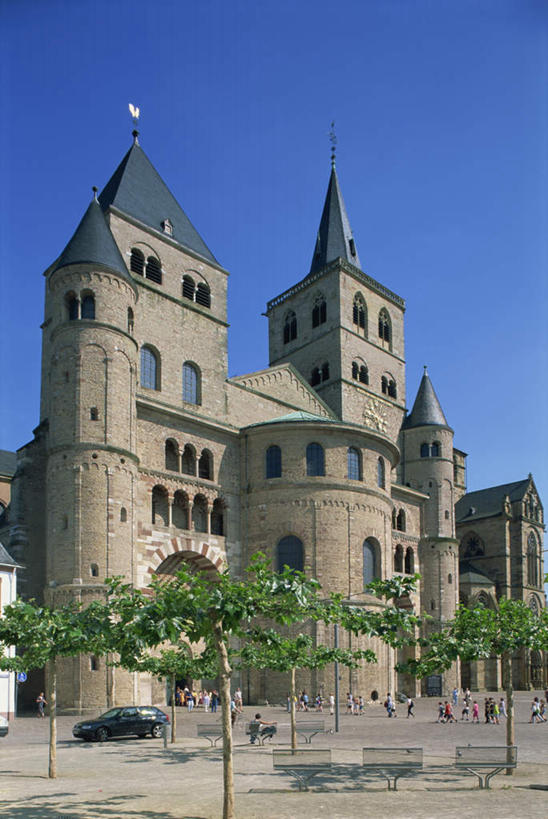 西方人,教堂,坐,走,竖图,室外,白天,仰视,旅游,度假,名胜古迹,植物,窗户,标志建筑,地标,建筑,汽车,椅子,德国,欧洲,欧洲人,一排,阴影,服装,节日,遗迹,整齐,并列,并排,光线,影子,墙,许多人,注视,休闲装,古迹,文化,文物,娱乐,建设,古建筑,玻璃窗,墙壁,墙面,车,树,树木,排列,衣服,蓝色,绿色,蓝天,天空,阳光,自然,交通工具,轿车,天,观察,看,祈祷,一群人,享受,休闲,健康,休闲服,旅游胜地,放松,许愿,宗教,服饰,信仰,生长,晴朗,成长,观看,纪念,祈求,察看,西欧,队列,关注,载具,平行,信念,古文明,万里无云,德意志联邦共和国,莱茵兰.普法尔茨州,特里尔,平安,男人,男性,年轻男性,年轻女性,女人,女性,白种人,晴空,晴空万里,步行,散步,走路,坐着,彩图,低角度拍摄,全身,大教堂,礼拜堂