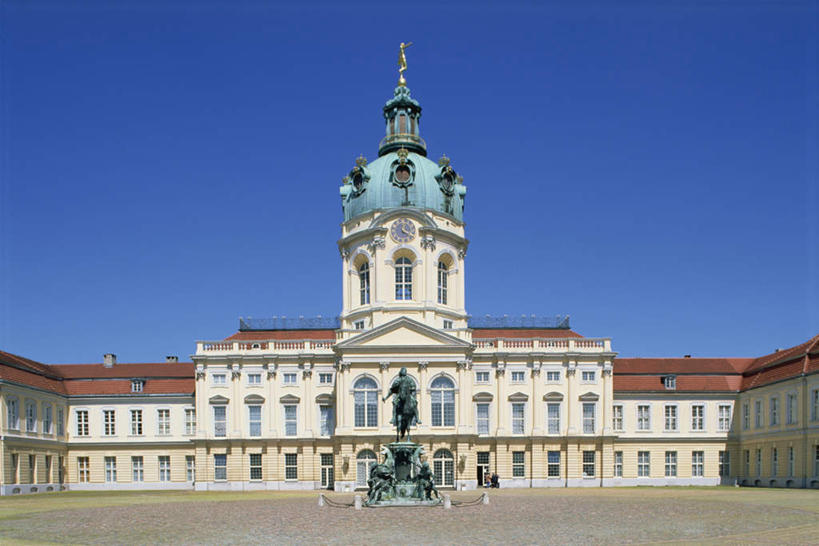 无人,家,宫殿,横图,室外,白天,正面,旅游,度假,名胜古迹,别墅,窗户,标志建筑,地标,建筑,雕塑,德国,欧洲,一排,阴影,遗迹,艺术,整齐,装饰,并列,并排,光线,雕刻,雕像,影子,房屋,墙,屋子,公寓,首都,古迹,文物,娱乐,建设,古建筑,洋房,楼房,柏林,玻璃窗,墙壁,墙面,住宅,排列,蓝色,蓝天,天空,阳光,工艺品,天,享受,休闲,旅游胜地,放松,晴朗,纪念,美术,西欧,队列,主题,豪宅,平行,陈列,古文明,万里无云,德意志联邦共和国,功能,美学,柏林州,夏洛腾堡宫,夏洛滕堡宫,晴空,晴空万里,彩图,房子