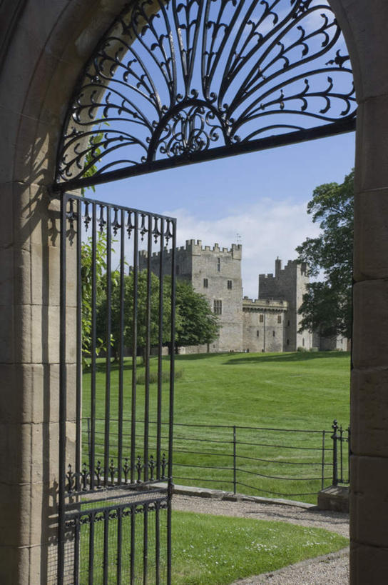 无人,栏杆,竖图,室外,白天,仰视,旅游,度假,草地,草坪,石头,名胜古迹,植物,门,标志建筑,地标,建筑,英国,欧洲,阴影,遗迹,光线,石子,影子,栅栏,堡垒,城堡,墙,篱笆,云,云朵,围栏,云彩,古迹,文物,娱乐,建设,古建筑,护栏,英格兰,废墟,墙壁,墙面,草,树,树木,蓝色,绿色,白云,蓝天,天空,阳光,自然,门框,天,享受,休闲,旅游胜地,放松,生长,晴朗,成长,西欧,要塞,大不列颠,古文明,大不列颠及北爱尔兰联合王国,大不列颠联合王国,日不落英帝国,英吉利,达勒姆郡,设防,石块,岩石,晴空,彩图,低角度拍摄