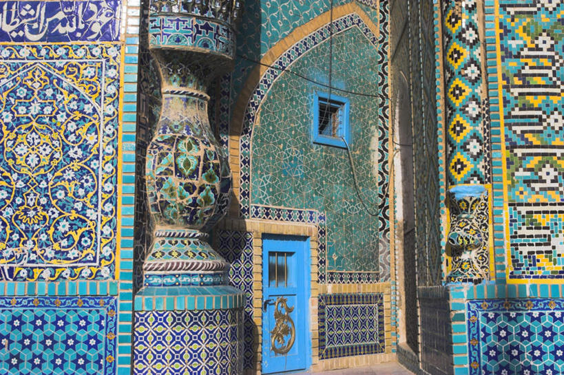 无人,教堂,横图,室外,特写,白天,正面,旅游,度假,绘画,标志建筑,地标,建筑,阿富汗,亚洲,阴影,节日,艺术,装饰,光线,瓷砖,影子,墙,文化,娱乐,建设,壁画,墙壁,墙面,阳光,祈祷,享受,休闲,健康,旅游胜地,放松,许愿,宗教,信仰,纪念,华丽,修饰,祈求,点缀,西亚,信念,衬托,美观,雅致,雅观,阿富汗伊斯兰国,马扎里沙里夫,巴尔赫,巴尔赫省,平安,画画,彩图,大教堂,礼拜堂