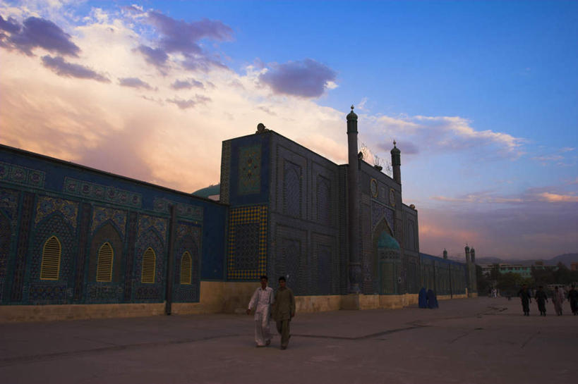 东方人,两个人,家,走,横图,室外,白天,仰视,旅游,度假,标志建筑,地标,建筑,阿富汗,亚洲,阴影,服装,节日,光线,影子,房屋,屋子,云,云朵,云彩,注视,休闲装,黄种人,文化,娱乐,建设,楼房,住宅,衣服,蓝色,白云,蓝天,天空,阳光,黄昏,天,观察,看,祈祷,享受,休闲,健康,休闲服,旅游胜地,放松,许愿,宗教,服饰,信仰,晴朗,观看,纪念,祈求,察看,关注,西亚,阿富汗伊斯兰国,薄暮,马扎里沙里夫,巴尔赫,巴尔赫省,平安,男人,男性,中年男性,亚洲人,晴空,步行,散步,走路,彩图,低角度拍摄,全身,傍晚,房子