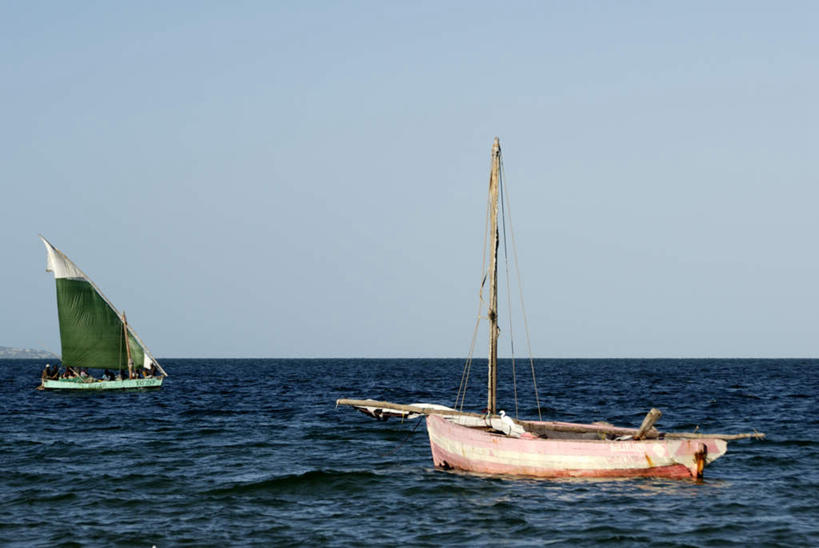 帆船,无人,横图,室外,白天,正面,旅游,度假,海浪,海洋,美景,船,非洲,莫桑比克,阴影,光线,影子,景观,浪花,水平线,辽阔,海平线,娱乐,蓝色,蓝天,天空,阳光,自然,海水,交通工具,天,享受,休闲,广阔,景色,放松,晴朗,一望无际,自然风光,载具,海景,万里无云,莫桑比克共和国,无边无际,一马平川,大海,风浪,海,海水的波动,近岸浪,涌浪,晴空,晴空万里,彩图,水天相接,水天一线