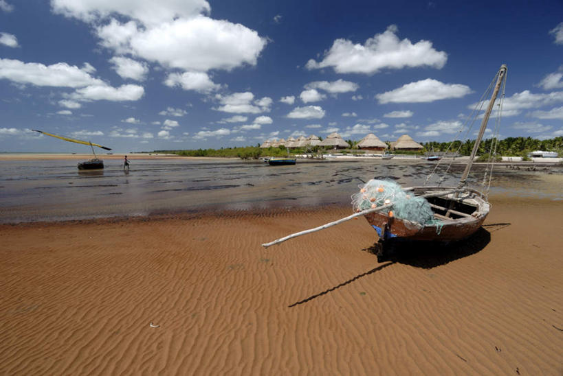 无人,横图,室外,白天,正面,旅游,度假,海浪,海洋,美景,沙滩,植物,船,非洲,莫桑比克,停靠,阴影,光线,沙子,影子,海岸,景观,浪花,云,云朵,木船,沙地,云彩,娱乐,树,树木,蓝色,绿色,白云,蓝天,天空,阳光,自然,海水,交通工具,天,享受,休闲,景色,放松,生长,晴朗,成长,舟,停泊,自然风光,载具,海景,莫桑比克共和国,大海,风浪,海,海水的波动,海滩,近岸浪,涌浪,晴空,彩图