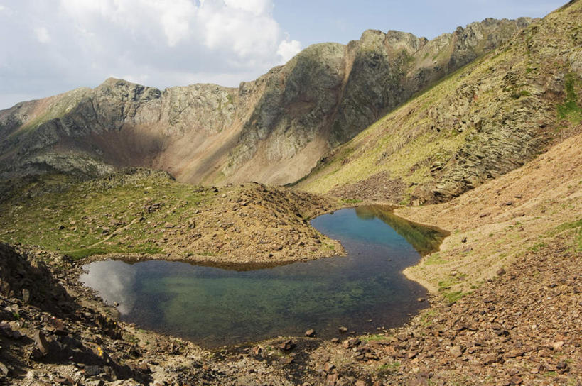 无人,横图,俯视,室外,白天,旅游,度假,湖,湖泊,石头,美景,山,山脉,水,欧洲,安道尔,阴影,波纹,光线,石子,影子,湖面,景观,山峰,水流,水面,云,云朵,涟漪,山峦,云彩,娱乐,蓝色,白云,倒影,蓝天,水纹,天空,阳光,自然,波浪,湖水,群山,天,享受,休闲,景色,放松,晴朗,连绵,倒映,绵延,自然风光,水晕,联贯,反照,安道尔公国,石块,岩石,晴空,彩图,高角度拍摄
