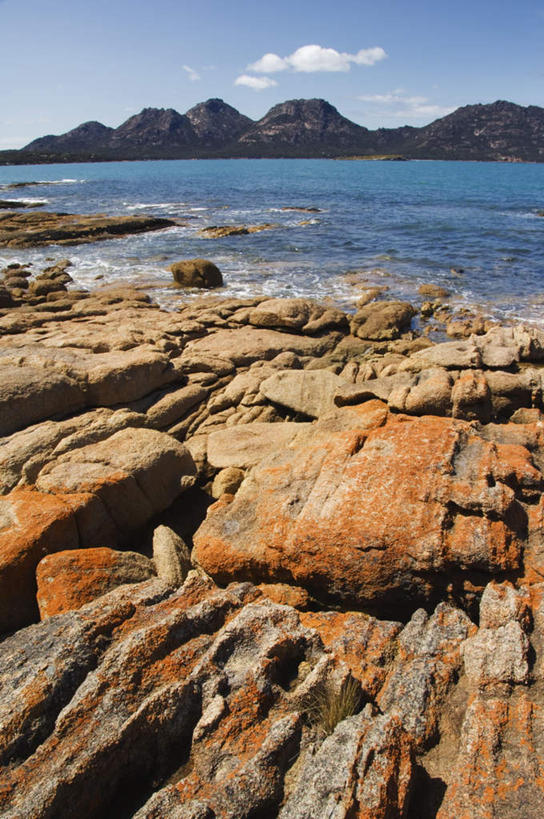 无人,竖图,俯视,室外,白天,旅游,度假,海浪,海洋,石头,美景,森林,沙滩,山,山脉,树林,植物,澳大利亚,阴影,光线,沙子,石子,影子,海岸,景观,浪花,山顶,山峰,云,云朵,沙地,山峦,云彩,娱乐,树,树木,蓝色,绿色,白云,蓝天,天空,阳光,自然,海水,群山,天,享受,休闲,景色,放松,生长,晴朗,成长,自然风光,大洋洲,塔斯马尼亚,澳洲,海景,沉积岩,南方大陆,澳大利亚联邦,塔斯马尼亚州,颠峰,极峰,水成岩,塔斯马尼亚岛,大海,风浪,海,海水的波动,海滩,近岸浪,石块,岩石,涌浪,晴空,彩图,高角度拍摄