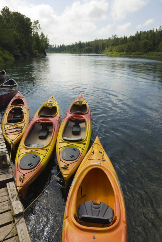 皮划艇,无人,码头,竖图,室外,白天,正面,旅游,度假,河流,美景,森林,树林,水,植物,港口,船,加拿大,一排,阴影,整齐,光线,影子,河水,景观,水流,云,云朵,云彩,娱乐,树,树木,排列,蓝色,绿色,白云,倒影,蓝天,天空,阳光,自然,交通工具,天,享受,休闲,景色,放松,生长,晴朗,成长,倒映,北美,北美洲,队列,自然风光,载具,美洲,省会,北亚美利加洲,亚美利加洲,加斯佩半岛,魁北克,魁北克城,魁北克省,魁北克市,反照,晴空,彩图,摆渡口,埠头,渡口,渡头,港湾,海港,货运码头,口岸,商港