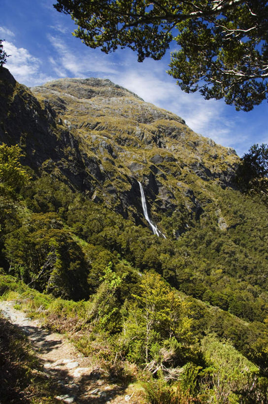 无人,公园,竖图,室外,白天,仰视,旅游,度假,草地,草坪,石头,美景,瀑布,山,山脉,水,植物,新西兰,阴影,飞溅,溅,光线,石子,液体,影子,景观,山顶,山峰,水滴,云,云朵,山峦,云彩,娱乐,水珠,草,树,树木,蓝色,绿色,白云,蓝天,天空,阳光,自然,群山,天,享受,休闲,景色,放松,生长,晴朗,成长,国家公园,喷洒,自然风光,大洋洲,沉积岩,纽西兰,长白云之乡,峡湾国家公园,颠峰,极峰,水成岩,跌水,石块,岩石,晴空,彩图,低角度拍摄