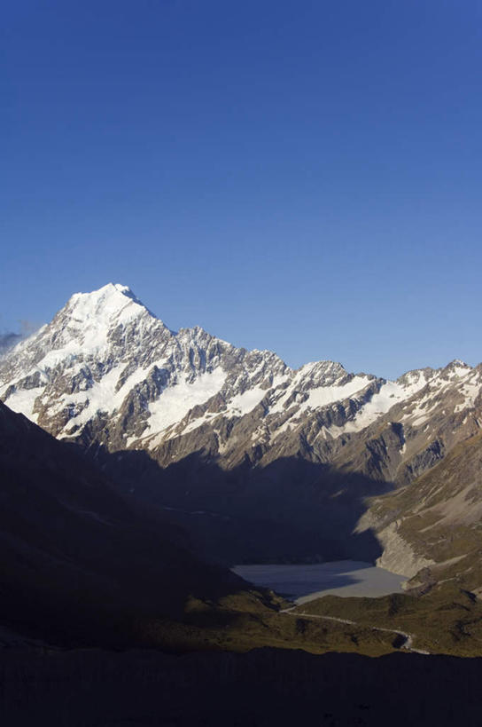 无人,公园,竖图,俯视,室外,白天,旅游,度假,石头,美景,山,雪,雪山,植物,大雪,新西兰,阴影,枯萎,光线,石子,影子,冰,积雪,景观,山顶,山峰,雪景,云,云朵,冬季,冬天,枯草,山峦,云彩,娱乐,草,黄色,蓝色,白云,蓝天,天空,阳光,自然,天,享受,休闲,景色,放松,寒冷,晴朗,冰冷,国家公园,自然风光,大洋洲,沉积岩,严寒,库克山,南阿尔卑斯山脉,纽西兰,冰凉,酷寒,凛冽,凛凛,极冷,长白云之乡,颠峰,极峰,水成岩,库克山国家公园,石块,岩石,晴空,彩图,高角度拍摄