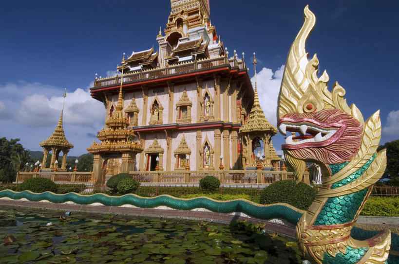 无人,寺庙,横图,室外,白天,仰视,旅游,度假,成功,草地,草坪,植物,窗户,标志建筑,地标,建筑,叶子,雕塑,泰国,亚洲,一排,阴影,节日,艺术,整齐,装饰,并列,并排,光线,龙,雕刻,雕像,影子,墙,池塘,水池,云,云朵,荷叶,燃烧,云彩,文化,娱乐,建设,普吉岛,玻璃窗,墙壁,墙面,草,树,树木,排列,蓝色,绿色,白云,蓝天,天空,阳光,自然,香火,工艺品,庙宇,天,祈祷,享受,休闲,健康,旅游胜地,放松,许愿,宗教,东南亚,信仰,生长,晴朗,成长,纪念,祈求,美术,队列,高贵,主题,图腾,传说,平行,陈列,泰王国,功能,美学,莲叶,祥瑞,灵兽,权势,尊荣,普吉,平安,幸运,叶,叶片,晴空,彩图,低角度拍摄,庙,寺