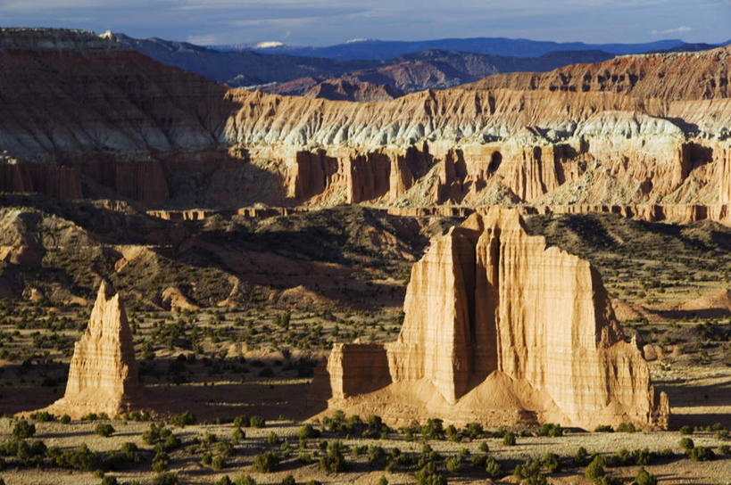 无人,横图,俯视,室外,白天,旅游,度假,草地,草坪,石头,美景,山,山脉,植物,美国,阴影,光线,石子,影子,景观,山峰,云,云朵,山峦,云彩,娱乐,草,蓝色,绿色,白云,蓝天,天空,阳光,自然,群山,天,享受,休闲,景色,放松,晴朗,北美,北美洲,犹他州,自然风光,美洲,北亚美利加洲,亚美利加洲,犹他,蜂窝之州,蜂房州,国会礁国家公园,石块,岩石,晴空,彩图,高角度拍摄