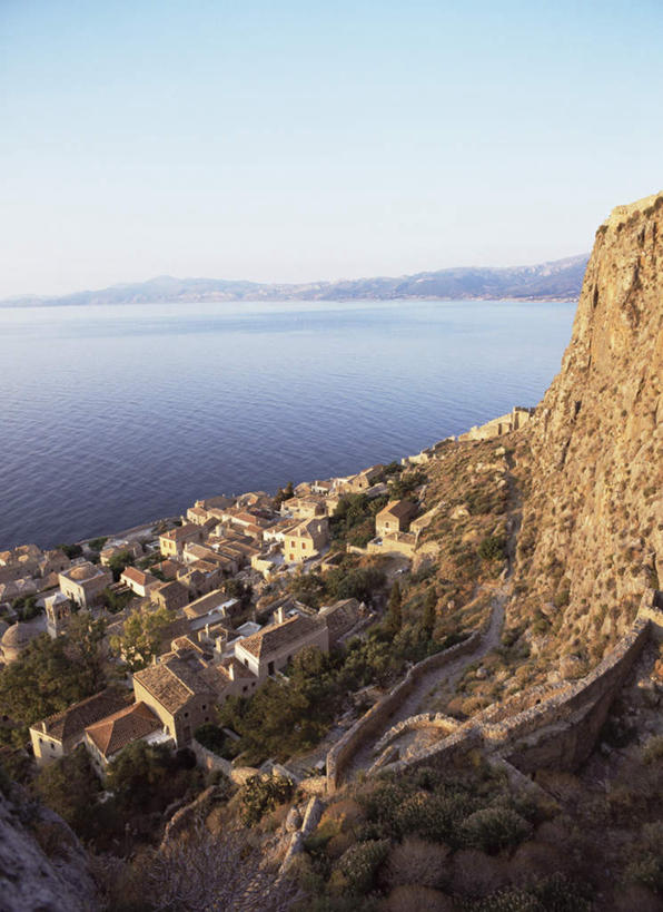 无人,家,竖图,俯视,室外,白天,旅游,度假,海浪,海洋,石头,美景,山,山脉,雾,希腊,欧洲,朦胧,模糊,石子,房屋,屋子,景观,浪花,山峰,山峦,娱乐,楼房,住宅,排列,自然,海水,群山,享受,休闲,景色,放松,迷雾,自然风光,海景,希腊共和国,摆列,伯罗奔尼撒,伯罗奔尼撒半岛,大海,风浪,海,海水的波动,近岸浪,石块,岩石,涌浪,大雾,彩图,高角度拍摄,房子,布列,分列