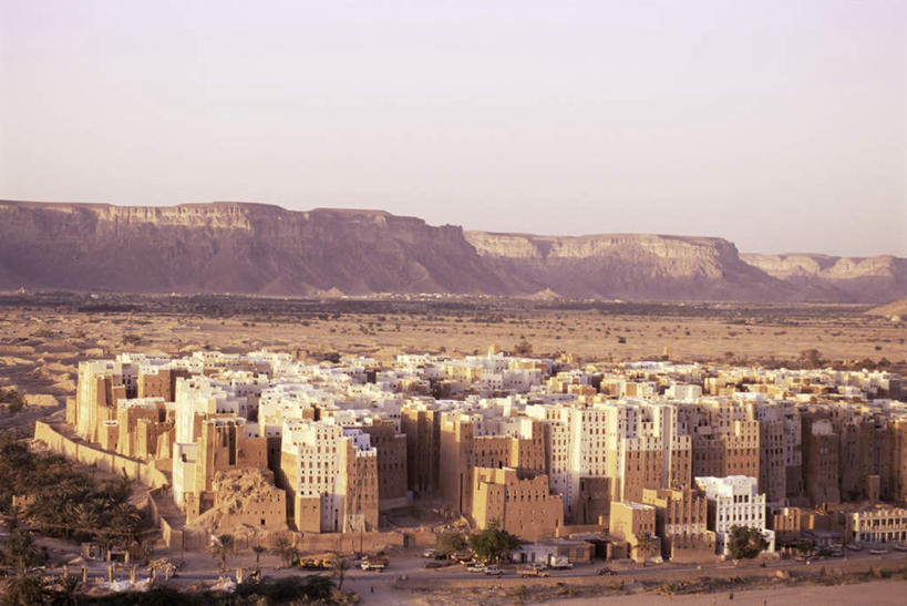 无人,家,横图,俯视,室外,白天,旅游,度假,石头,美景,山,山脉,植物,道路,路,公路,汽车,也门,亚洲,阴影,光线,石子,影子,房屋,屋子,景观,山峰,公寓,交通,山峦,娱乐,洋房,楼房,住宅,车,树,树木,蓝色,绿色,蓝天,天空,阳光,自然,交通工具,轿车,群山,天,享受,休闲,景色,放松,生长,晴朗,成长,自然风光,载具,西亚,沉积岩,万里无云,也门共和国,希巴姆,水成岩,石块,岩石,晴空,晴空万里,马路,彩图,高角度拍摄,房子