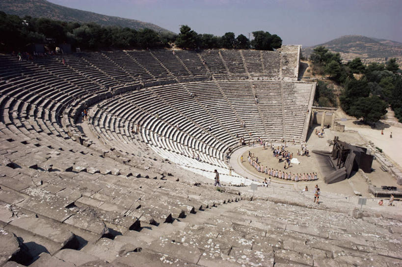 无人,横图,俯视,室外,白天,旅游,度假,名胜古迹,植物,标志建筑,地标,建筑,剧院,椅子,希腊,欧洲,一排,阴影,遗迹,整齐,并列,并排,光线,圆形,影子,古迹,文物,娱乐,建设,古建筑,废墟,树,树木,排列,蓝色,绿色,蓝天,天空,阳光,自然,天,享受,休闲,旅游胜地,放松,生长,晴朗,成长,队列,平行,古文明,希腊共和国,万里无云,伊皮鲁斯,伊皮鲁斯大区,晴空,晴空万里,彩图,高角度拍摄,剧场,戏院