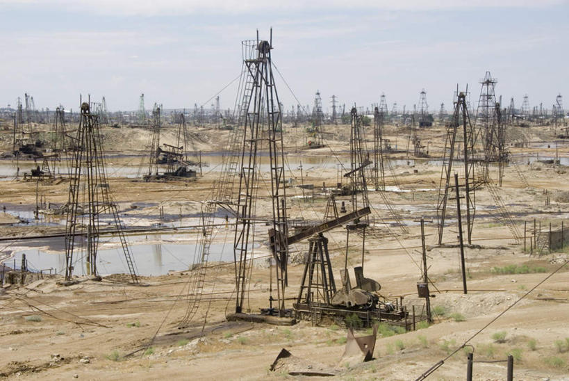 无人,横图,室外,白天,正面,旅游,度假,石油,水,植物,标志建筑,地标,建筑,阿塞拜疆,亚洲,阴影,枯萎,电力,光线,钢材,电缆,电线,液体,影子,支架,水滴,云,云朵,枯草,首都,云彩,娱乐,电塔,建设,草,黄色,蓝色,白云,蓝天,天空,阳光,天,享受,休闲,旅游胜地,放松,能源,晴朗,支撑,燃料,资源,西亚,供电设备,能量,汽油,高压电塔,高压输电线,高压电线塔,高压塔,燃油,煤油,阿塞拜疆共和国,巴库,晴空,彩图