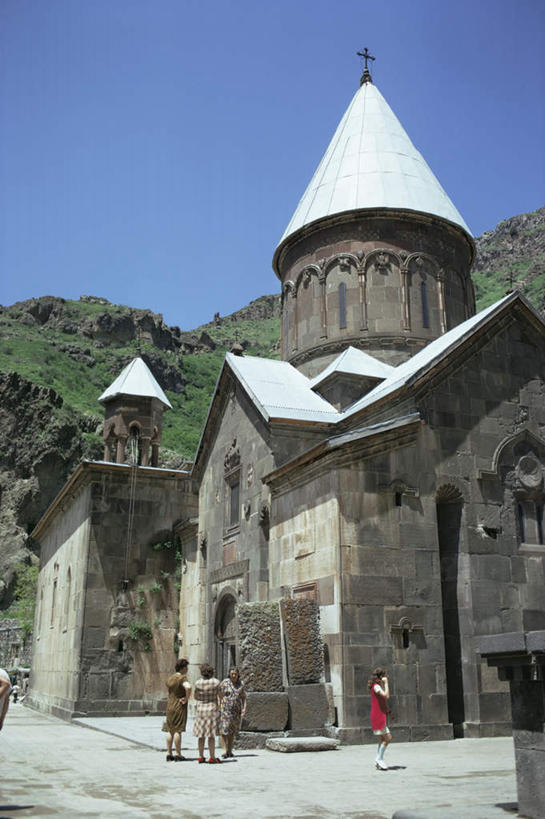 东方人,四个人,站,竖图,室外,白天,旅游,度假,草地,石头,山,山脉,植物,标志建筑,地标,建筑,亚美尼亚,亚洲,阴影,服装,节日,光线,石子,影子,墙,山峰,山峦,注视,休闲装,黄种人,文化,娱乐,建设,墙壁,墙面,草,背面,衣服,蓝色,绿色,蓝天,天空,阳光,群山,天,观察,看,祈祷,站着,享受,休闲,健康,休闲服,旅游胜地,放松,许愿,宗教,服饰,信仰,晴朗,观看,纪念,祈求,察看,基督教,关注,天主教,修道院,西亚,信念,沉积岩,万里无云,亚美尼亚共和国,水成岩,神学院,修院,隐修院,平安,年轻女性,女人,女性,亚洲人,石块,岩石,晴空,晴空万里,站立,彩图,全身