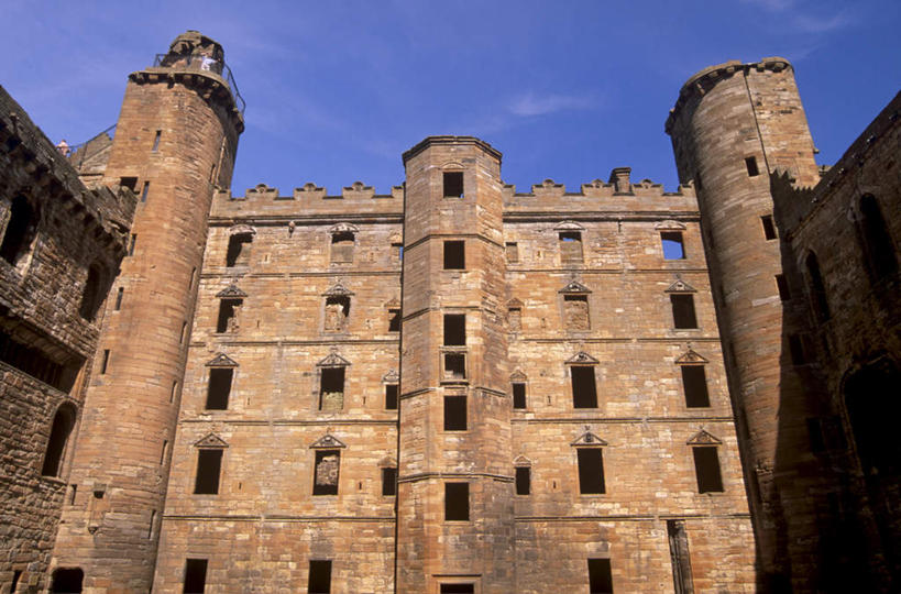 无人,横图,室外,白天,仰视,旅游,度假,名胜古迹,标志建筑,地标,建筑,英国,欧洲,阴影,遗迹,光线,影子,堡垒,城堡,云,云朵,云彩,古迹,文物,娱乐,建设,古建筑,苏格兰,蓝色,白云,蓝天,天空,阳光,天,享受,休闲,旅游胜地,放松,晴朗,西欧,要塞,大不列颠,古文明,大不列颠及北爱尔兰联合王国,大不列颠联合王国,日不落英帝国,苏格兰王国,设防,西洛锡安,晴空,彩图,低角度拍摄