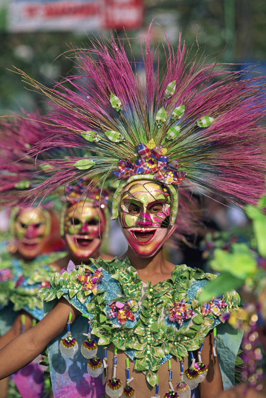 东方人,三个人,伙伴,朋友,站,走,笑,微笑,露齿笑,竖图,室外,白天,正面,民族服装,旅游,度假,友谊,合作,团队,指示牌,菲律宾,亚洲,阴影,朦胧,模糊,庆祝,装饰,光线,标志,头饰,文字,影子,注视,黄种人,娱乐,标识,阳光,观察,看,站着,享受,休闲,放松,战略,东南亚,观看,华丽,修饰,庆贺,点缀,察看,关注,祝贺,联合,合谋,衬托,美观,雅致,雅观,菲律宾共和国,米沙鄢,米沙鄢群岛,班乃岛,配合,协作,女人,女性,中年女性,亚洲人,步行,散步,站立,走路,半身,彩图,传统服装,民俗服